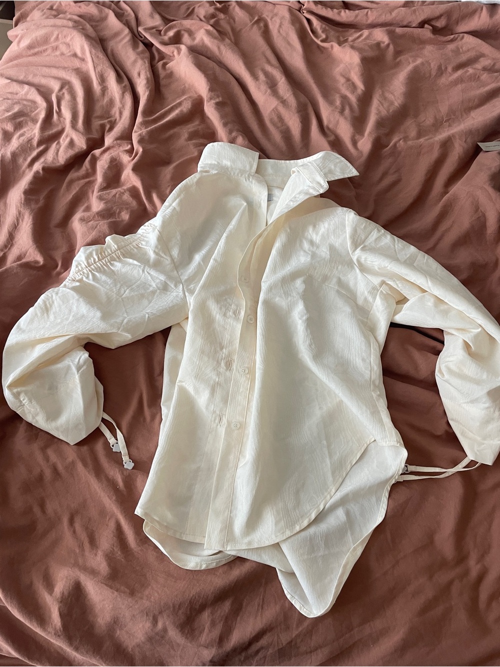 L'PORTE Cream Ruched Sleeve Button-Down Shirt